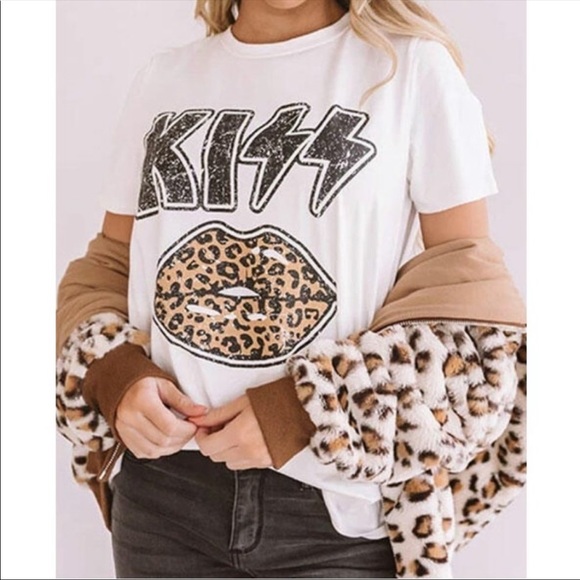Tops - ⭐️NEW ANIMAL PRINT 💋 LIPS T-SHIRT